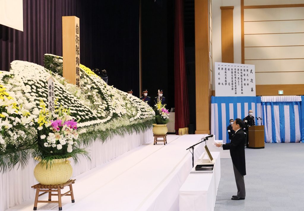 自衛隊殉職隊員追悼式に参列し追悼の辞を述べる岸田文雄